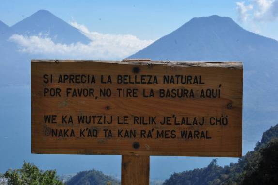 Placa bilíngue no mirante da Lauguna Atitlán (em San Marcos La Laguna, na Guatemala)